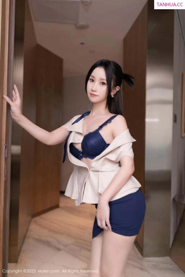   [XiuRen]高清写真图 2025.08.27 No.10697 杏子Yada 性感OL第21张图片